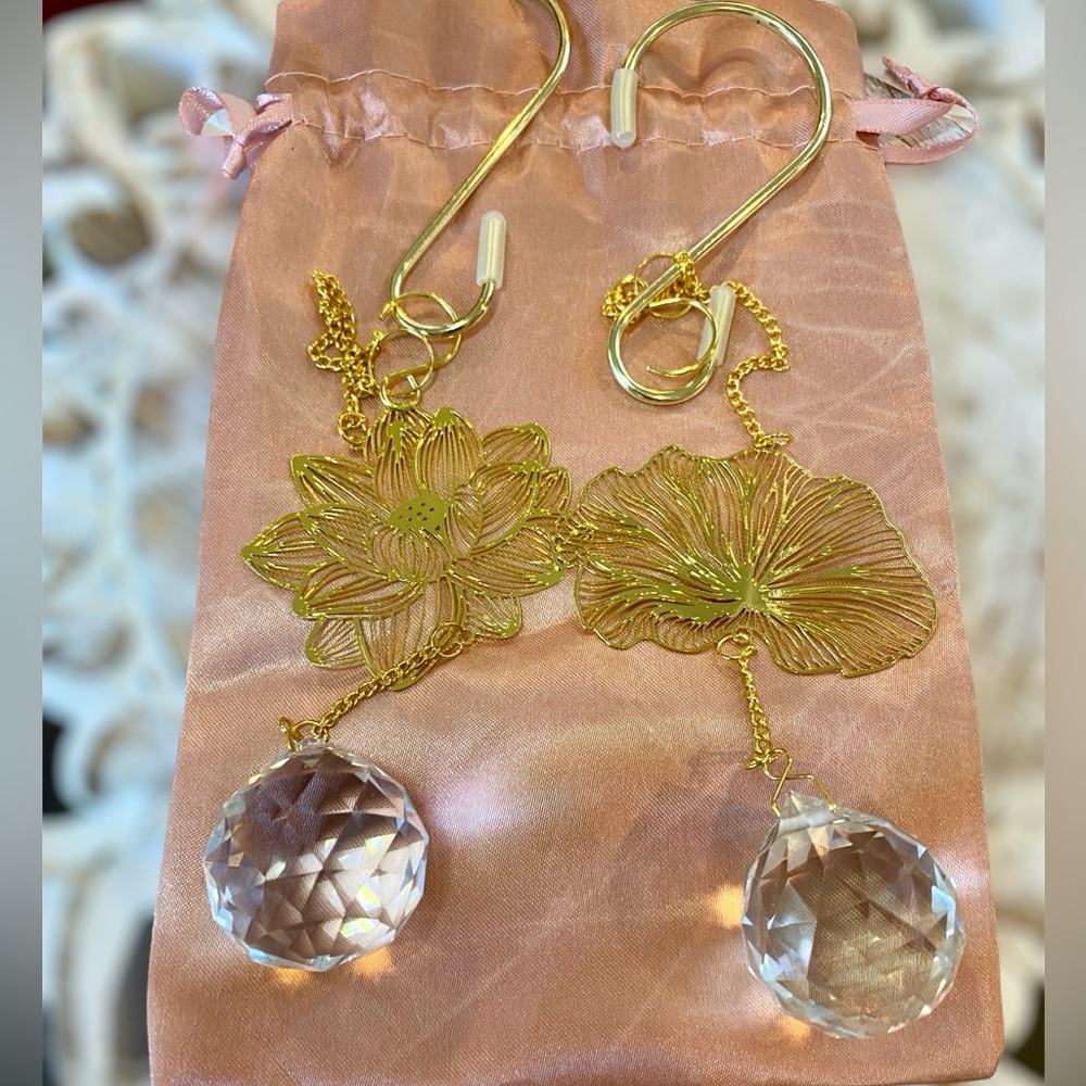 ☀️2 PIECE BUNDLE! Beautiful Crystal/Lotus sun catchers